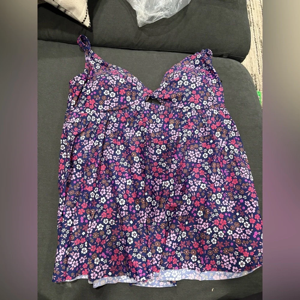 Torrid Wire-Free Twist Front Tankini - Picture 3 of 6